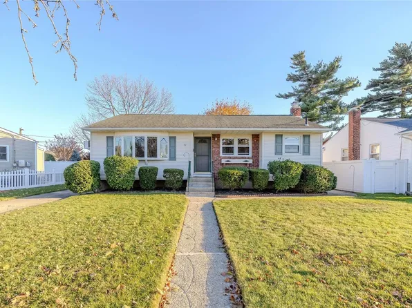 32 Hazel Avenue, Farmingdale, NY 11735