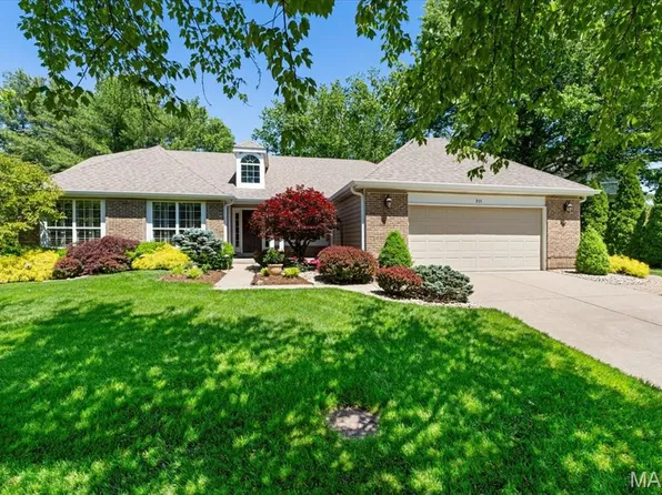 211 Lansbrooke Dr, Chesterfield, MO 63005