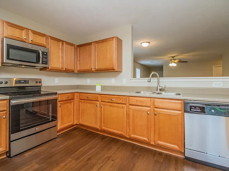 2776 Sutherland Dr — Photo 9