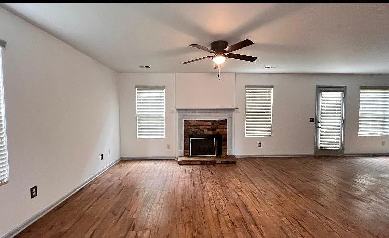 14 Frost Ln — Photo 3