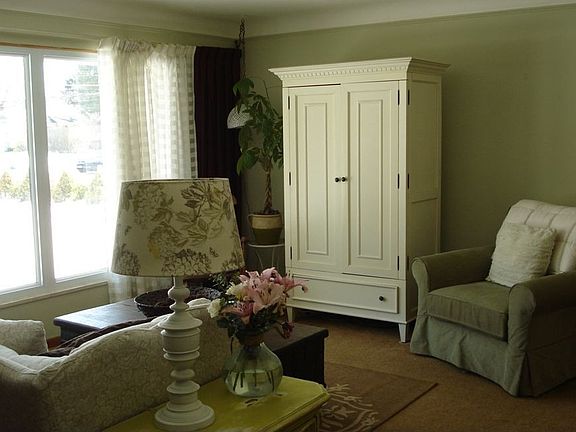 Bright and roomy living room 