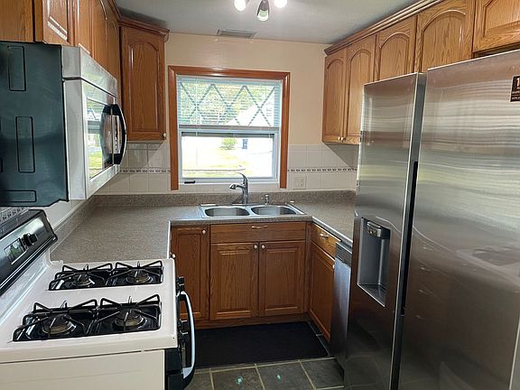 4th image of 85 Floral Ave