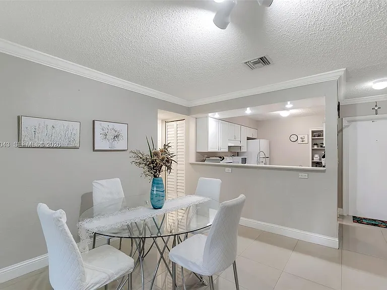 1001 NW 45th St #6 — Photo 8