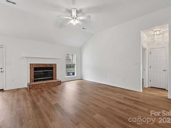 5th image of 121 Ashford Hollow Ln