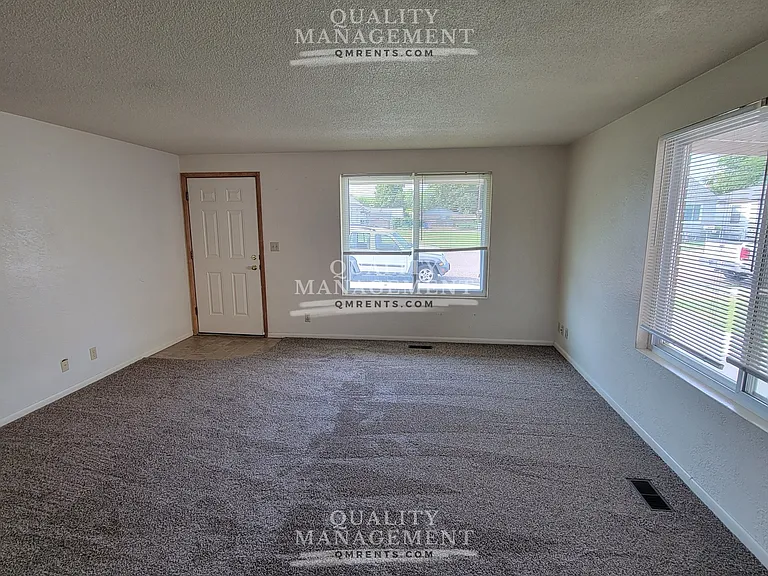 206 Meffan Ave — Photo 4