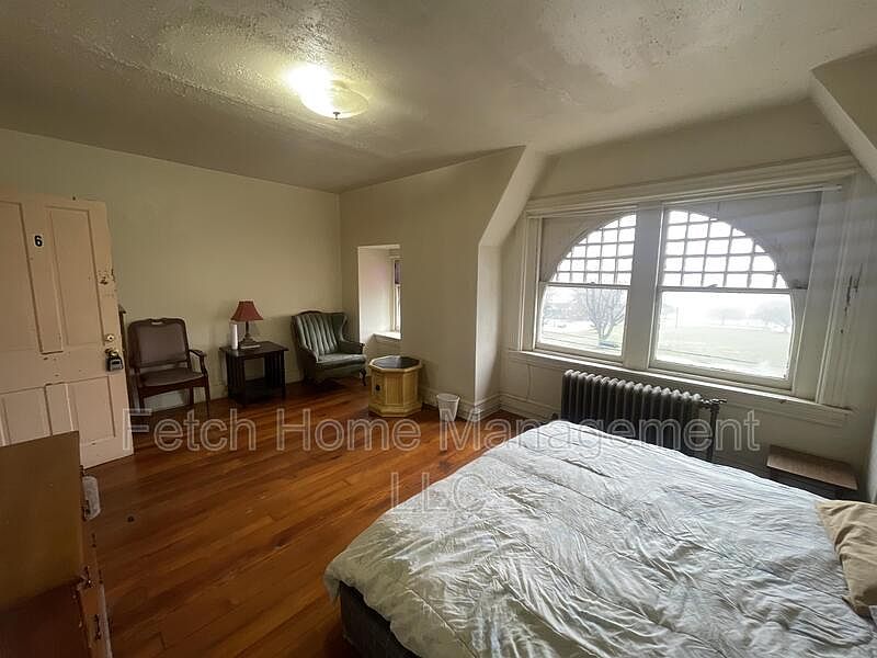 2nd image of 911 E King St Room 6