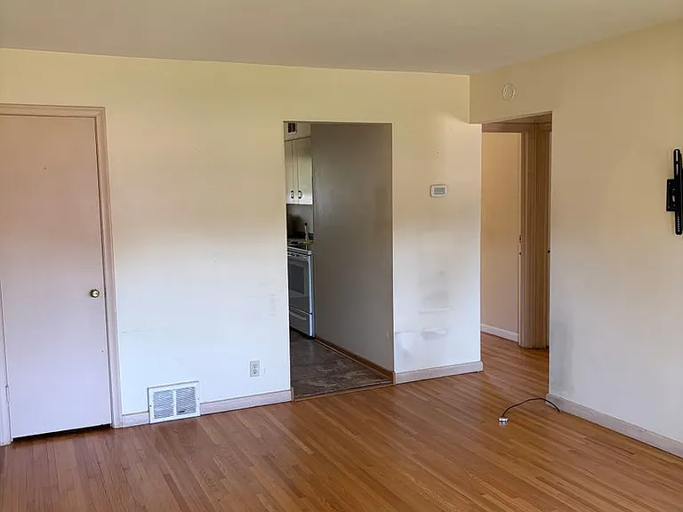 704 Robinwood Ln — Photo 6