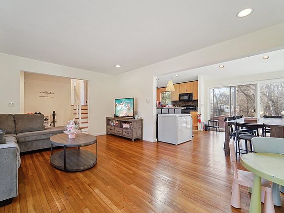 2nd image of 324 Brook St #324