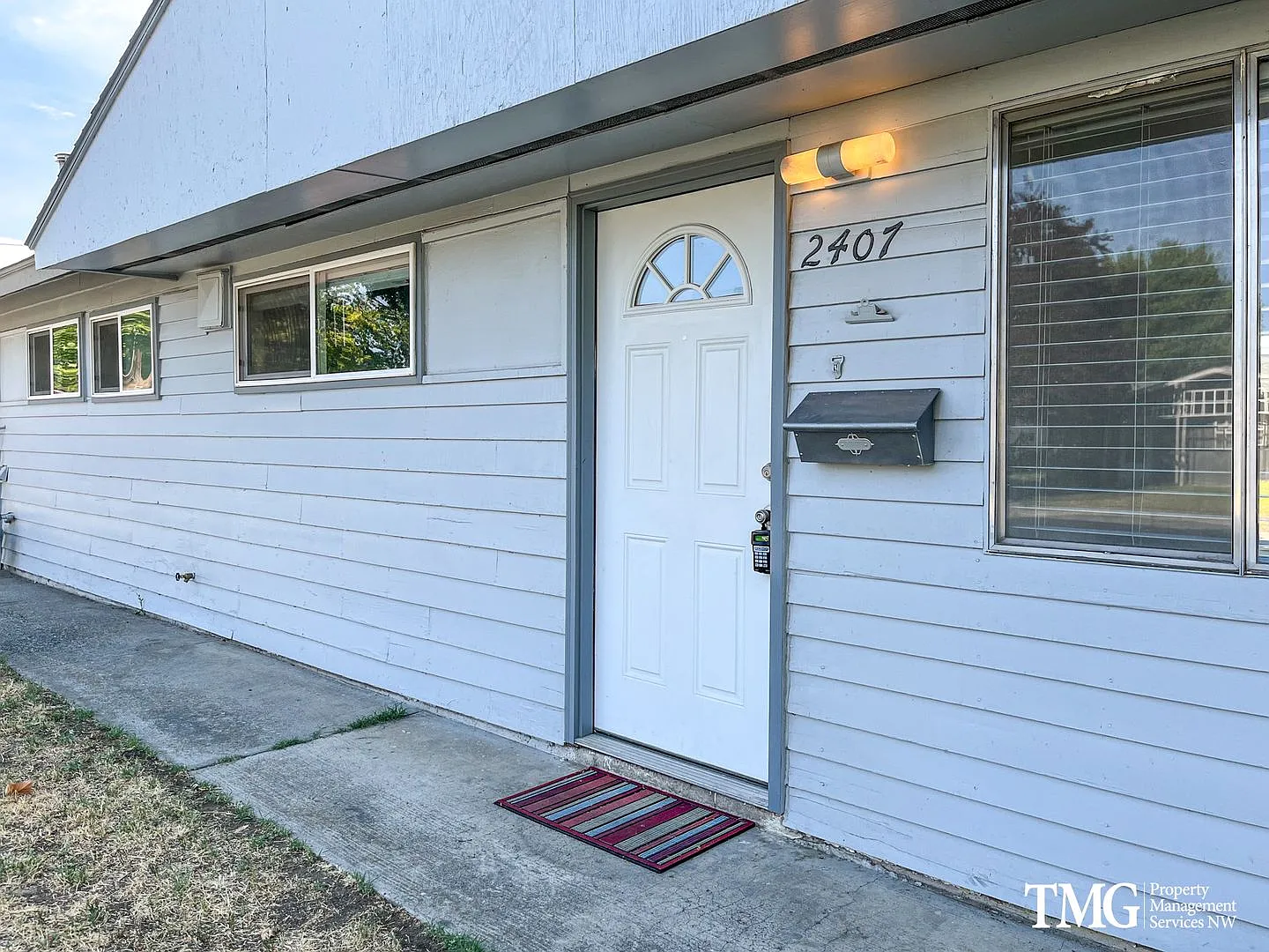 Remodeled Rambler for Rent! New Floors, New Bathroom, Fully Fenced Yard, Pets Welcome! — Photo 2