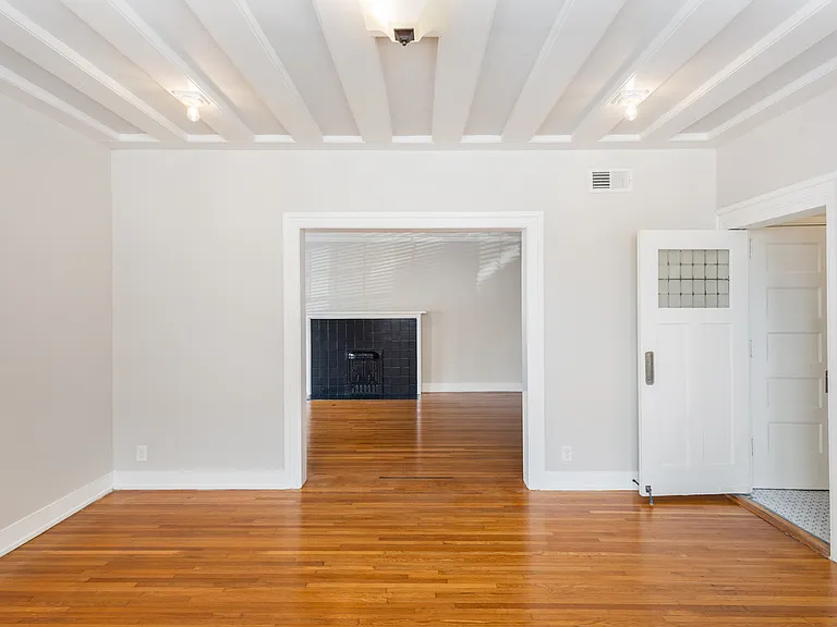 Buckingham & Balmoral Apartments — Photo 13