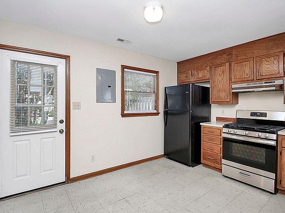 5th image of 103 Jones St