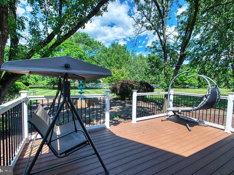 139 Mallard Dr W — Photo 43