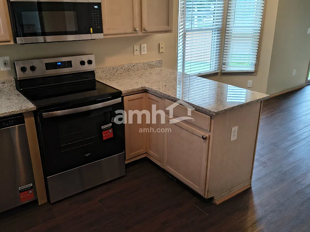 3 bed, 2.5 bath, 1596 sqft, $2,420 — Photo 4