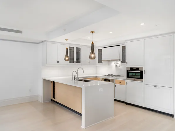 21 East 61st Street image 7 of 18