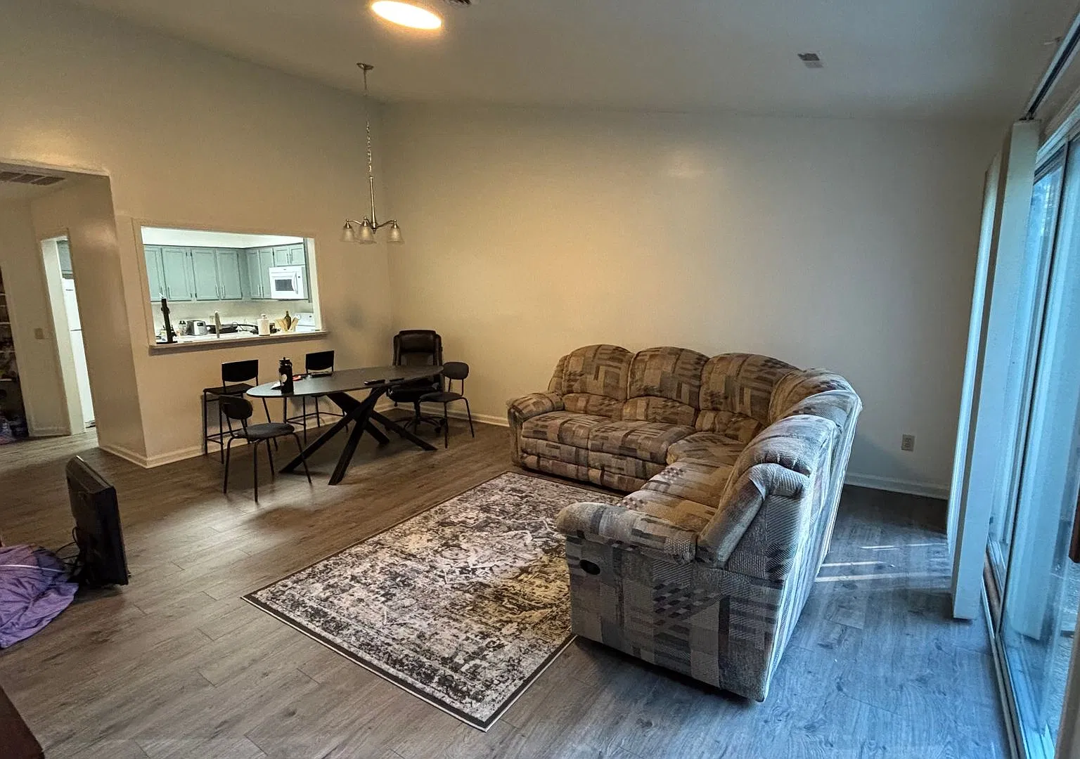 Excellent Town Home Close To Downtown With A Garage — Photo 3