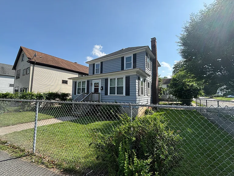 466 Chandler St — Photo 2
