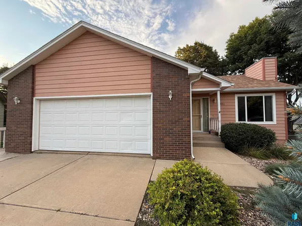 4901 S Shamrock Cir, Sioux Falls, SD 57106