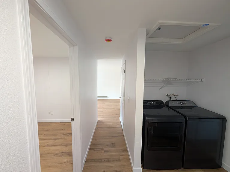 SE Courtney Ave — Photo 11
