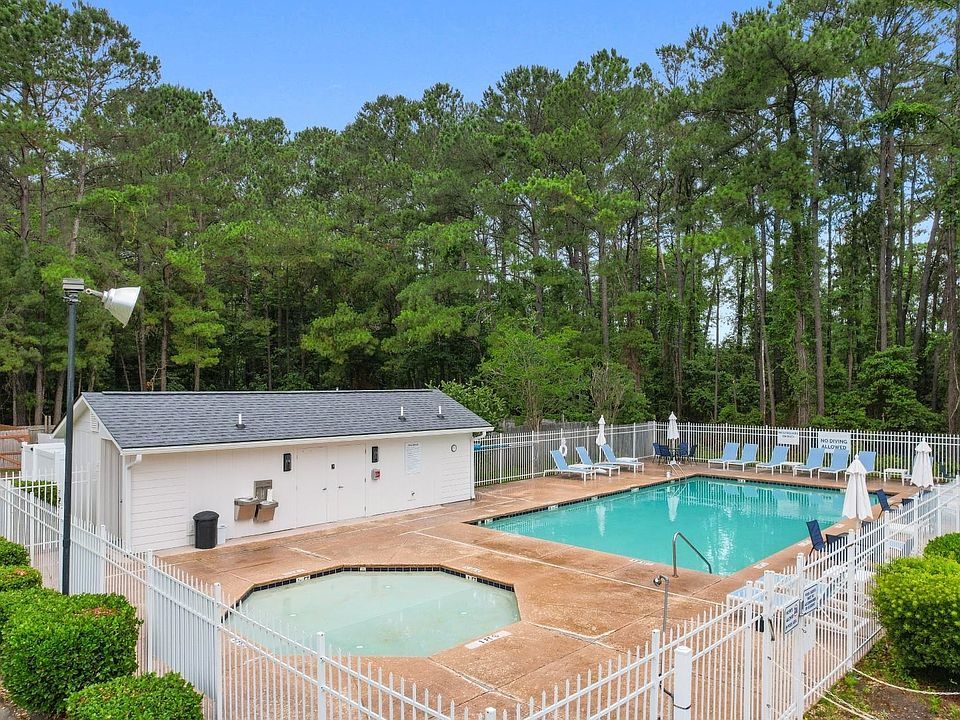34th image of 1040 Palm Dr.
