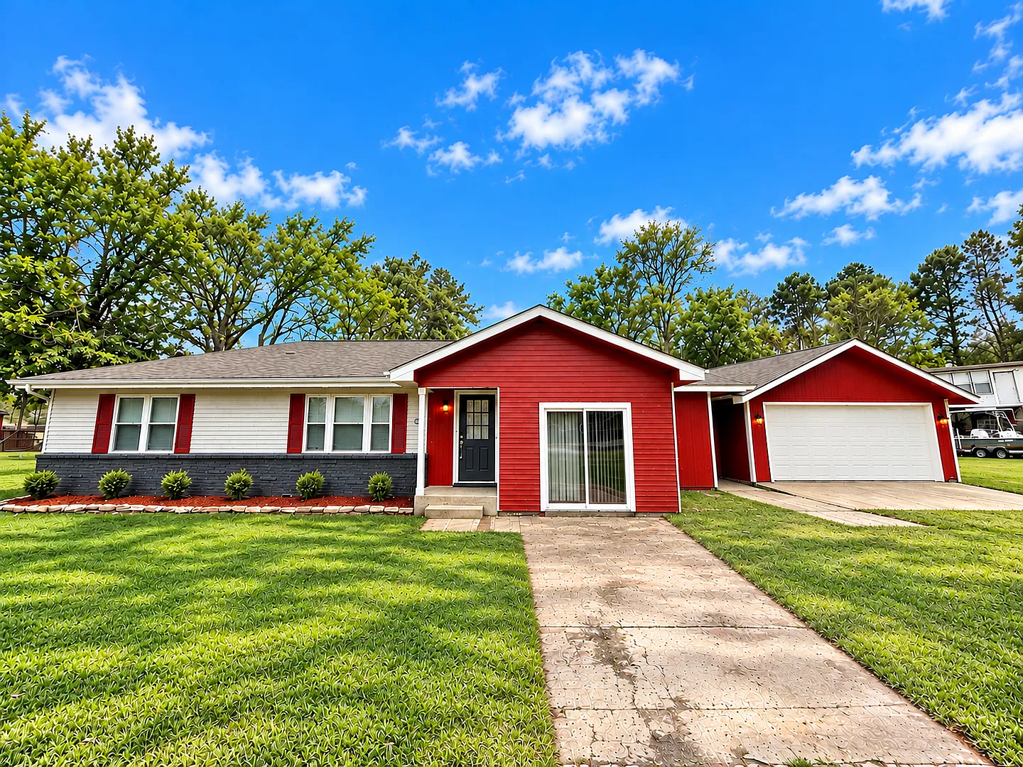 Gorgeous and spacious 4/2/2 on almost an acre in Angleton — Photo 1