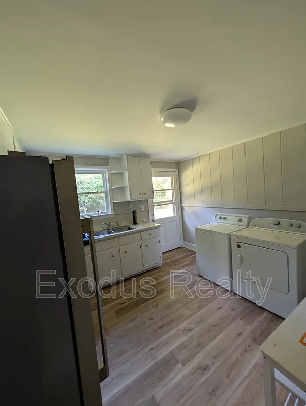 2 bed, 1.0 bath, $1,200 — Photo 4