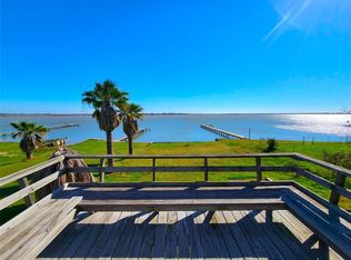 2126 W Bayshore Dr, Palacios, TX 77465