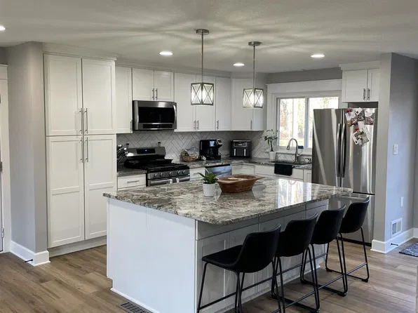 7615 W 90th St, Overland Park, KS 66212