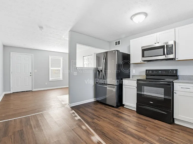 419 Woodcreek Dr #1 — Photo 4