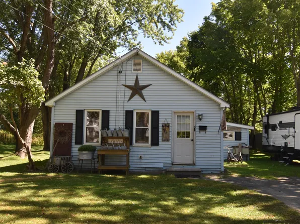 4 Pleasant Street, Newport, ME 04953