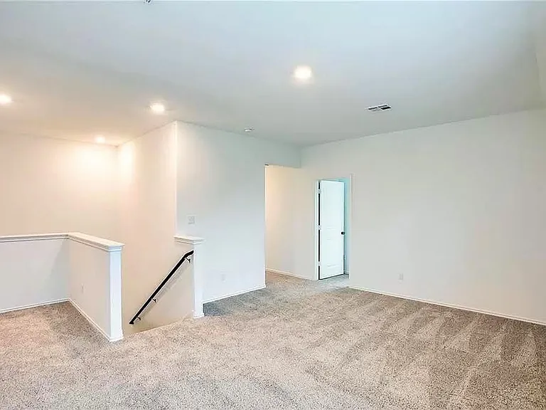 204 Coventry Dr — Photo 16