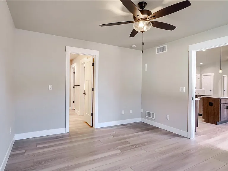 910 Phipps Ave — Photo 41