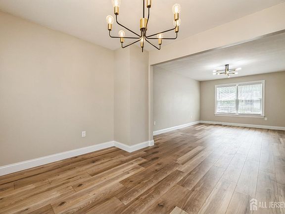 5th image of 24 Delikat Ln