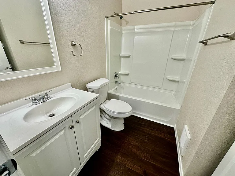 3130 Meadow Glen Ln — Photo 9