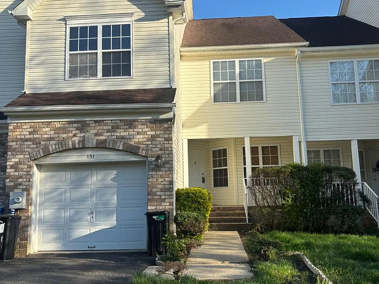 131 Murray Dr — Photo 1