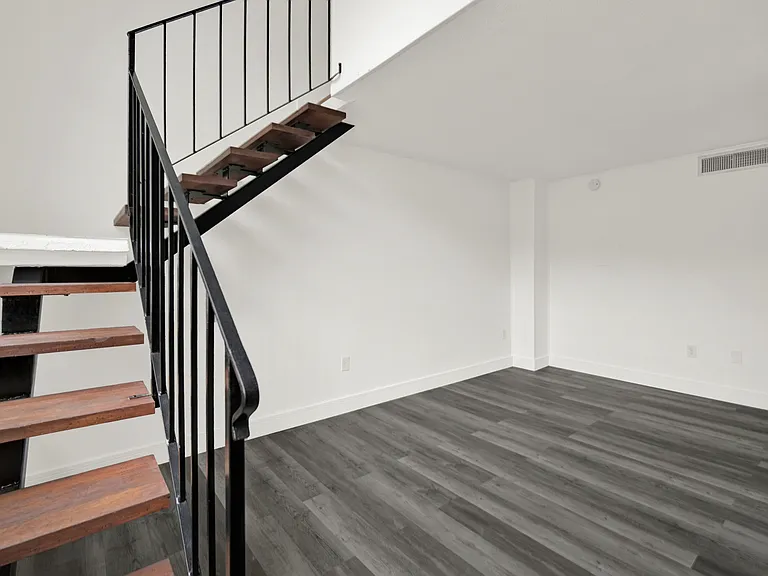 134 Salamanca Aveapt 16 #B — Photo 2