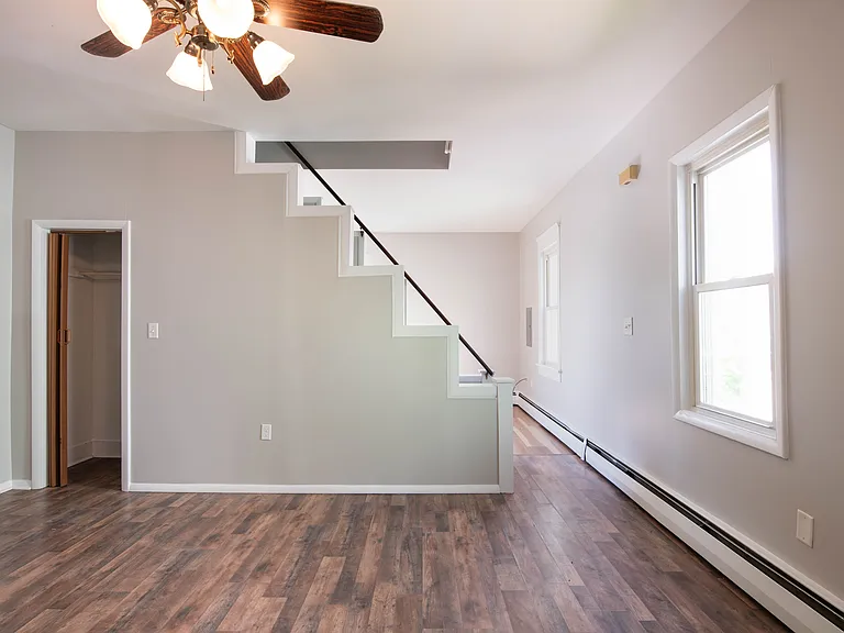 256 E Grove St — Photo 8