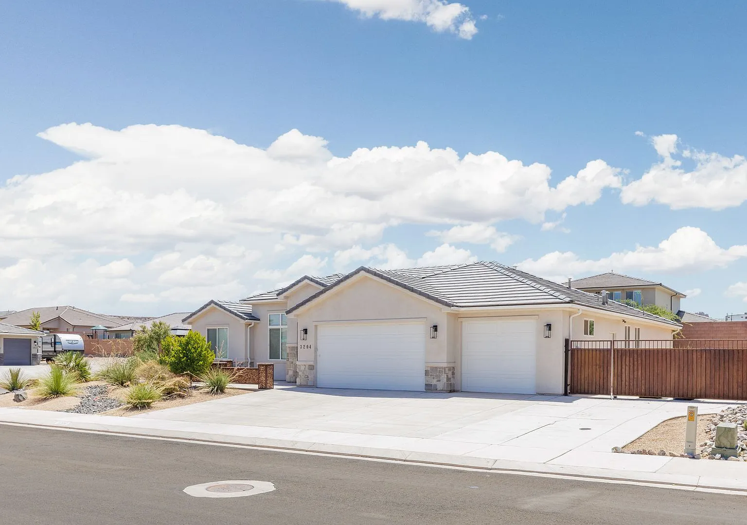 Custom 4 bedroom Single Story. Crimson Cliffs boundaries. — Photo 2