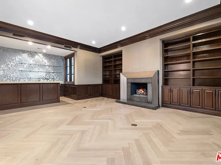 475 Martin Ln — Photo 15