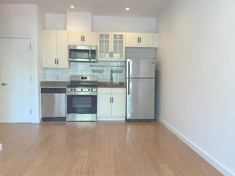 94 Scholes St #2F — Photo 3