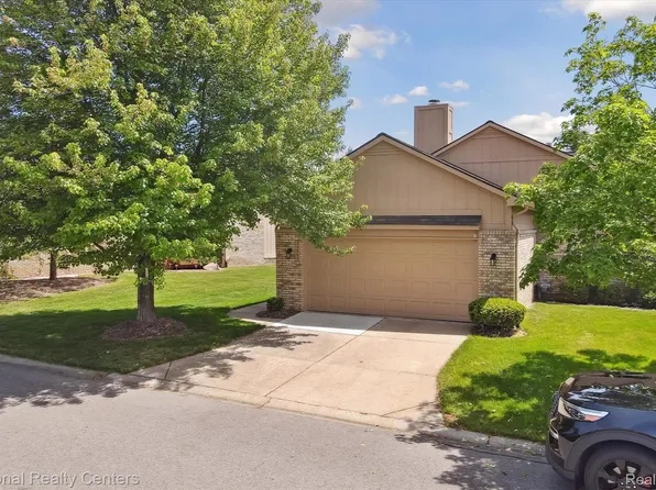 22080 River Pines Dr, Farmington, MI 48335