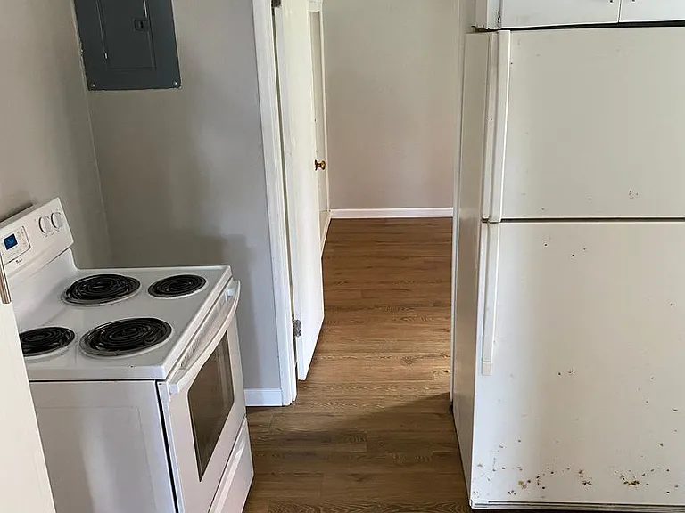 100 Commercial Ave — Photo 17