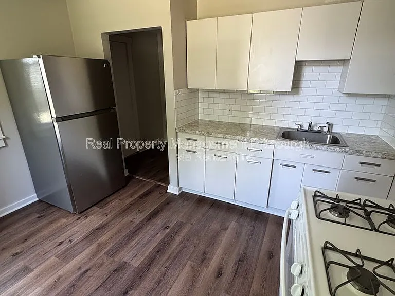 126 Earl St — Photo 5
