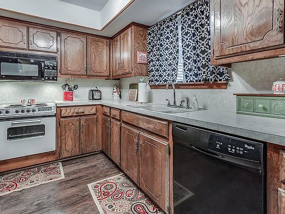 4th image of 1035 Royal Ln