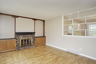 3rd image of 171 Lincolnwood Dr