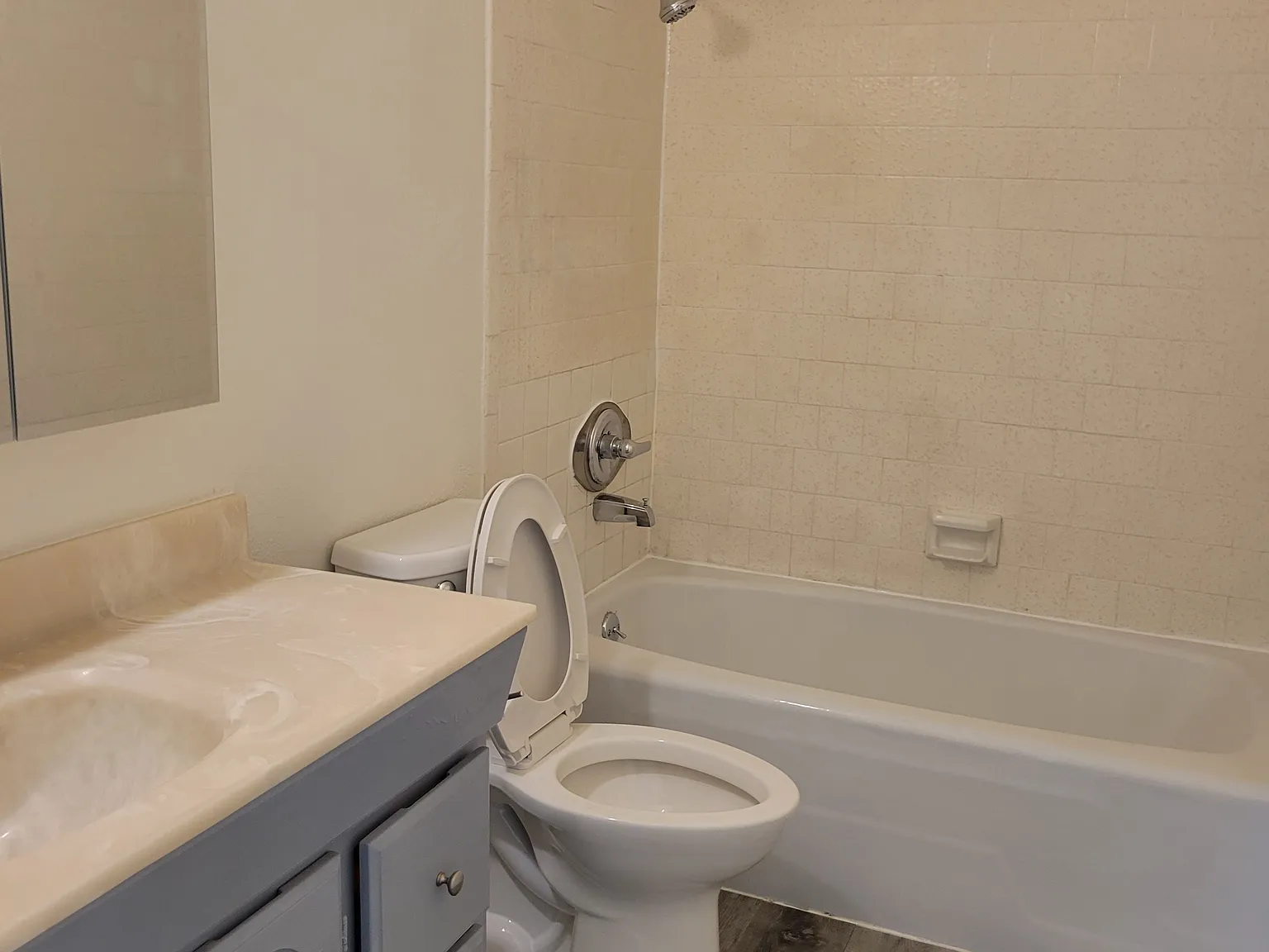 2 bed, 850 sqft, $2,300 — Photo 2