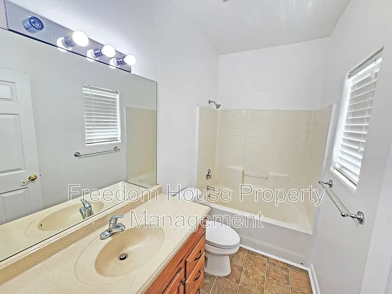 530 E Bourbon St #4 — Photo 15