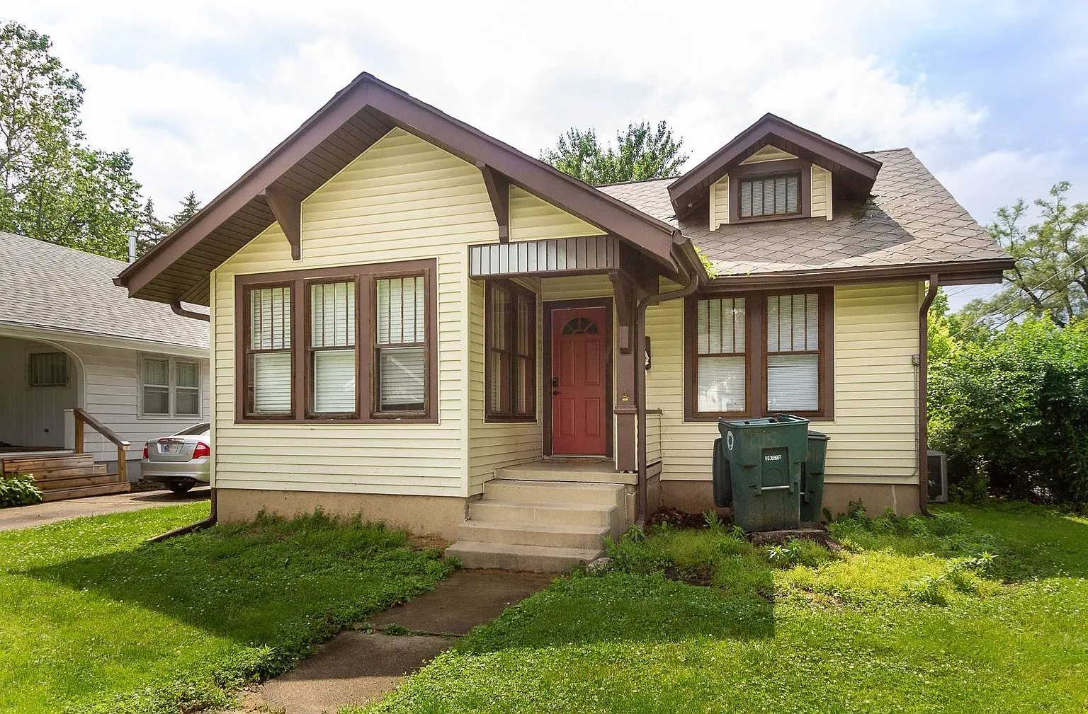4 Bedroom House with a fenced in backyard and basement for extra storage, Close to Campus — Photo 1