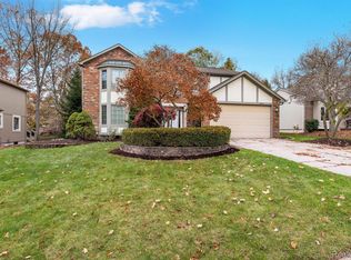 1911 Huntingdon Dr, Wixom, MI 48393