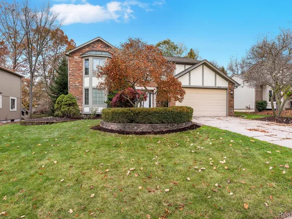 1911 Huntingdon Dr, Wixom, MI 48393