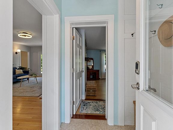 4th image of 27 Oak Ave